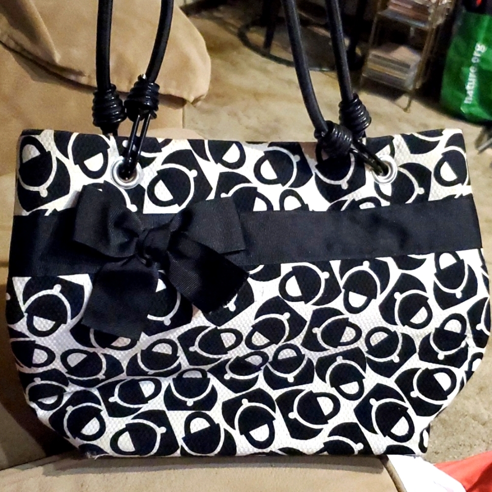 Crab bag black and white with bags on it